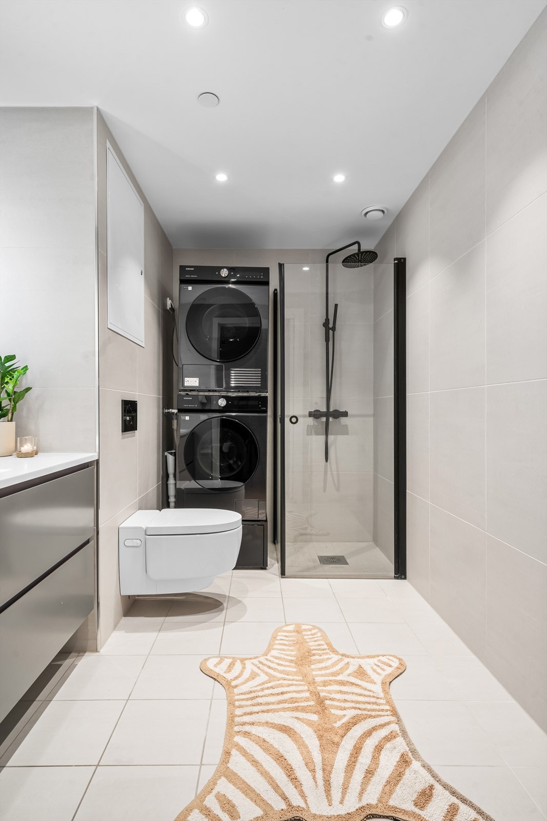 Det er opplegg for både vaskemaskin og tørketrommel. Balansert ventilasjon sørger for godt inneklima. Galleribilde