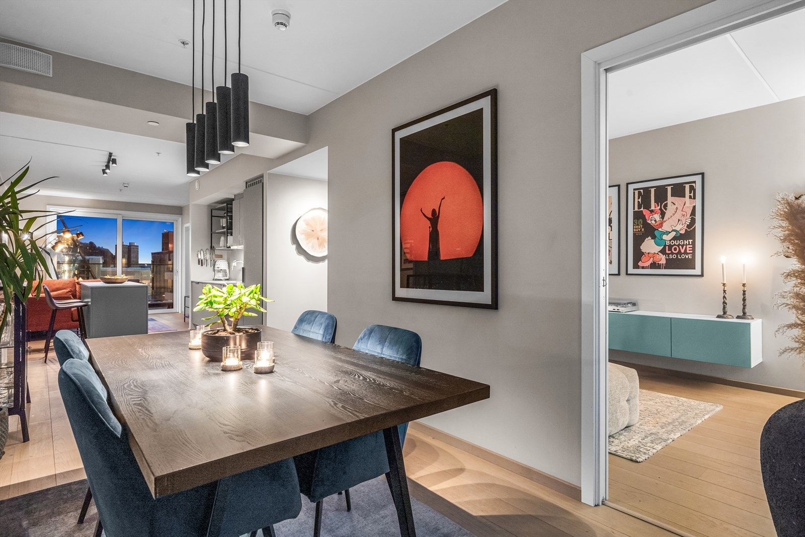 Boligen har en innholdsrik og gjennomgående planløsning, og oppleves svært lys med naturlig lysinnslipp fra begge ender. Galleribilde