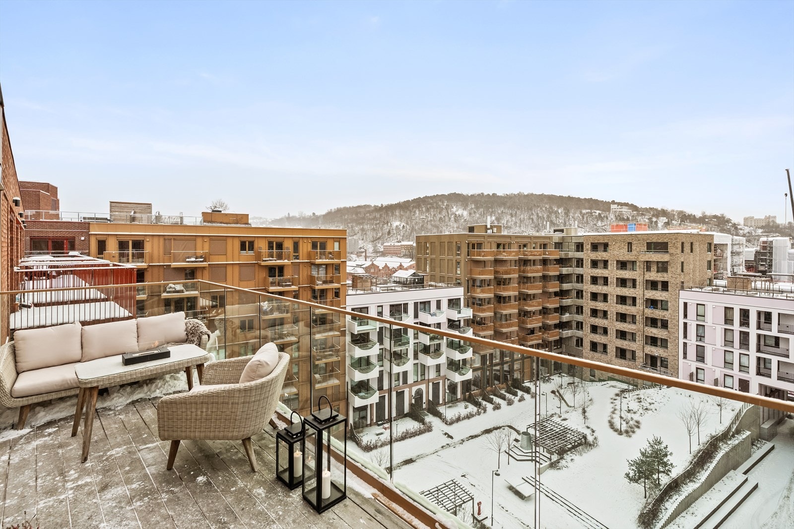 Det er god plass til både loungegruppe, utemøbler og grill - perfekt for hyggelige sammenkomster. Galleribilde