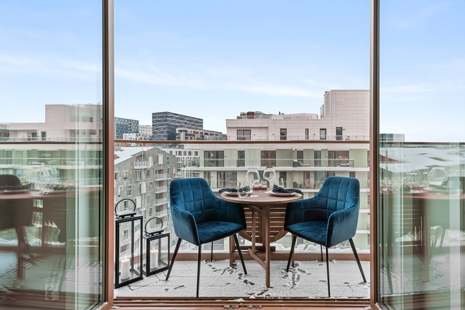 Herfra er det utgang til boligens andre balkong, nordvendt og på ca. 3 kvm. Galleribilde