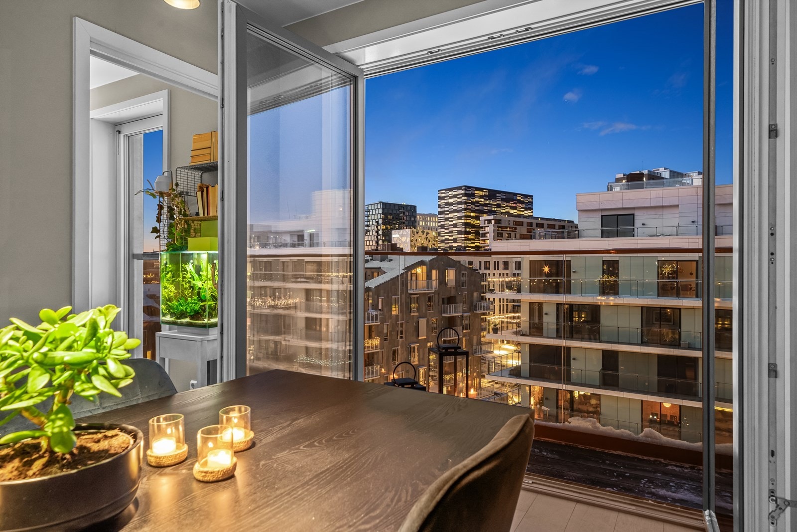 Legg merke til den flotte utsikten mot Barcode, som gir boligen et moderne og urbant uttrykk. Galleribilde