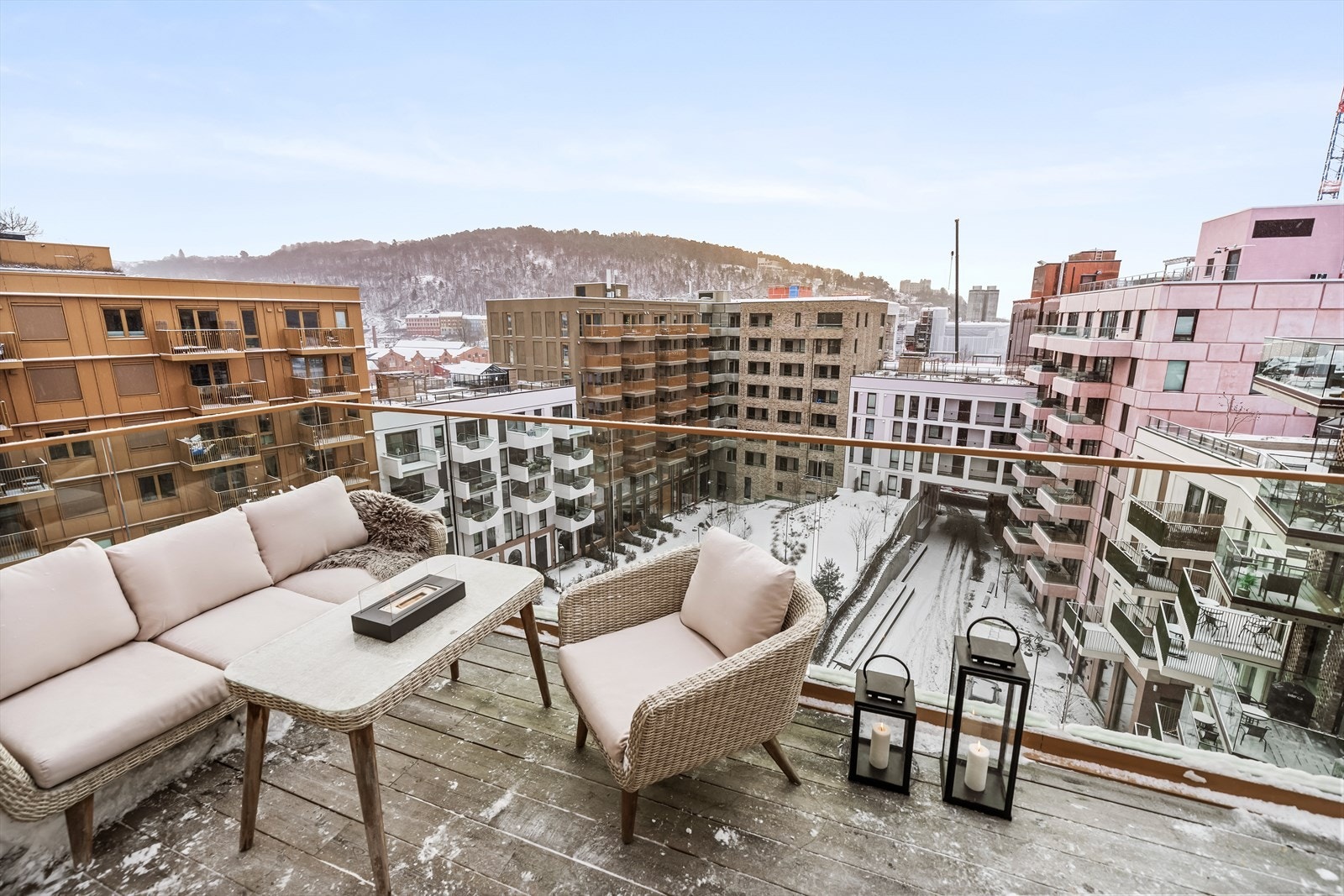 Balkongen byr på sol fra tidlig morgen (ca. kl. 08-09) til rundt kl. 18-18:30 på kvelden i sommerhalvåret. Galleribilde