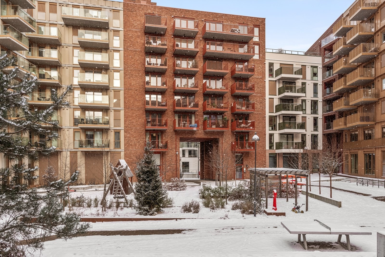 Opparbeidet gårdsrom med hyggelig lekeplass. Galleribilde