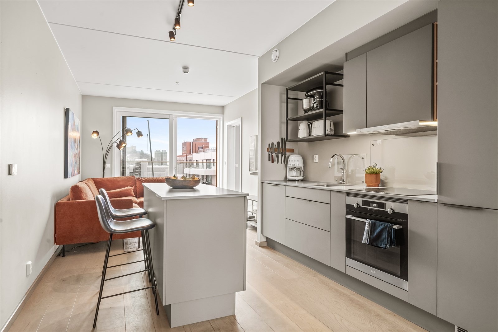 Kjøkkenet er innredet med en praktisk kjøkkenøy som fungerer utmerket både som ekstra arbeidsflate, oppbevaring og sosial spisesone. Galleribilde