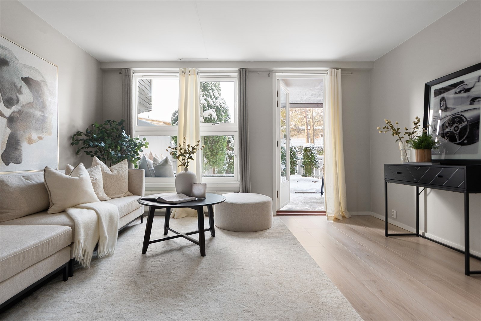 Leiligheten ligger i byggets 1. etasje og inneholder entré, stue, kjøkken, to soverom og bad. I tillegg disponerer leiligheten en ekstern parkeringsplass i felles garasjeanlegg og 2 boder Galleribilde