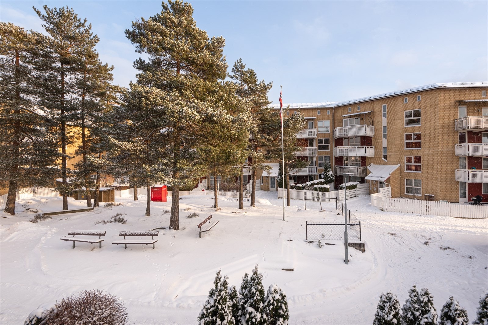 Det kort vei til daglige nødvendigheter, og nabolaget er godt tilrettelagt for en aktiv og praktisk hverdag for både voksne og barn Galleribilde