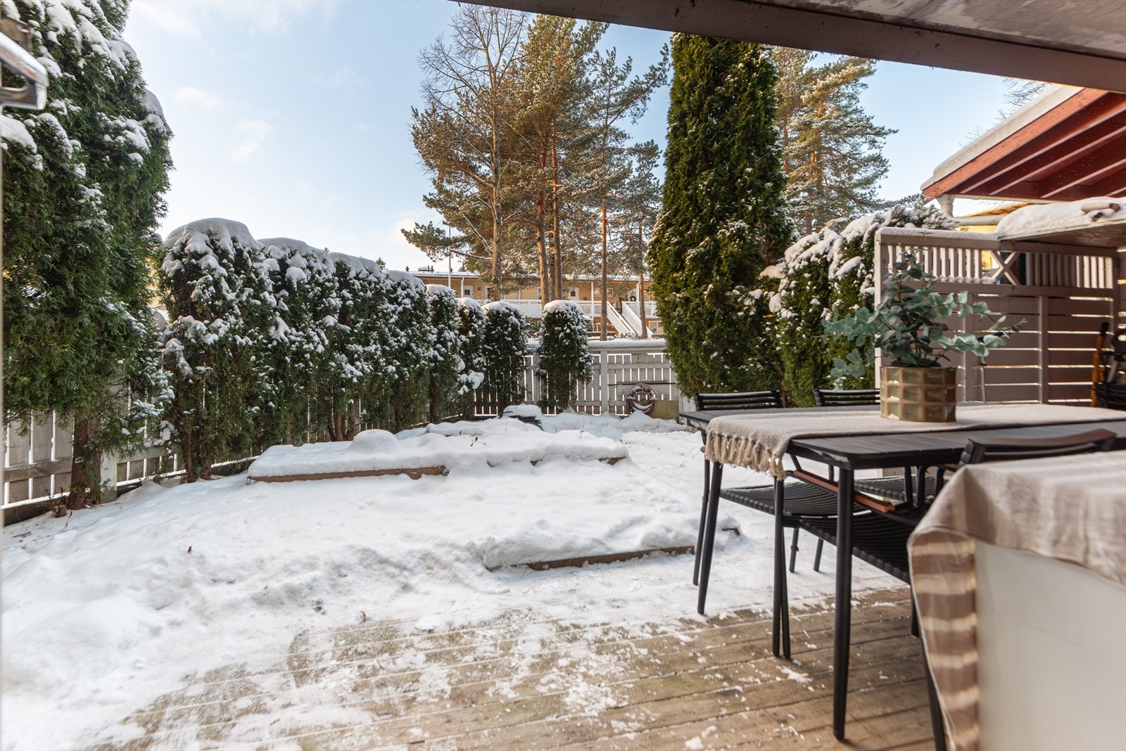 Terrassen er av god størrelse og ligger skjermet til i grønne omgivelser Galleribilde