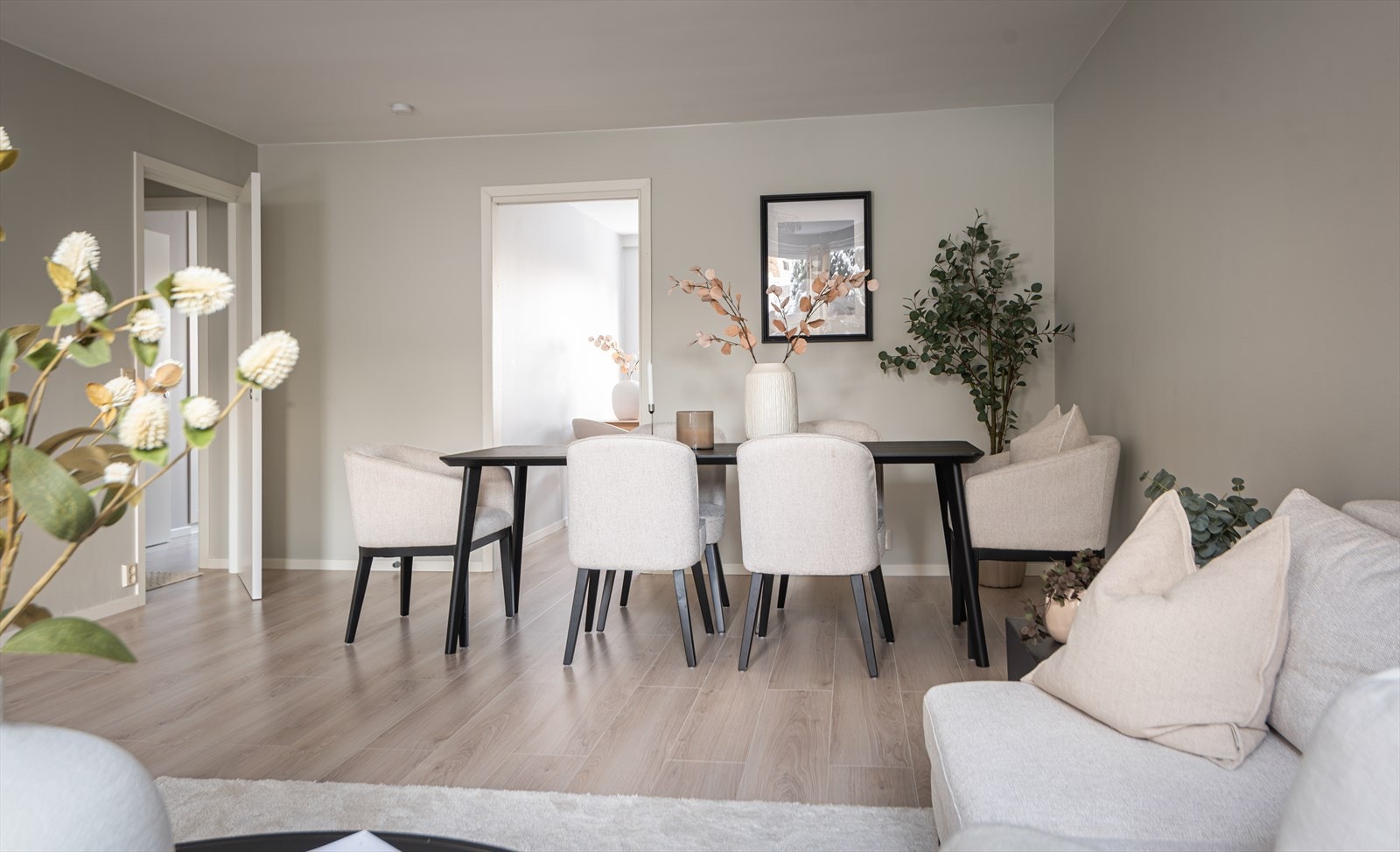 God plass til stort spisebord i naturlig tilknytning til stue/kjøkkenområdet. Perfekt for sosiale sammenkomster med famile og venner Galleribilde