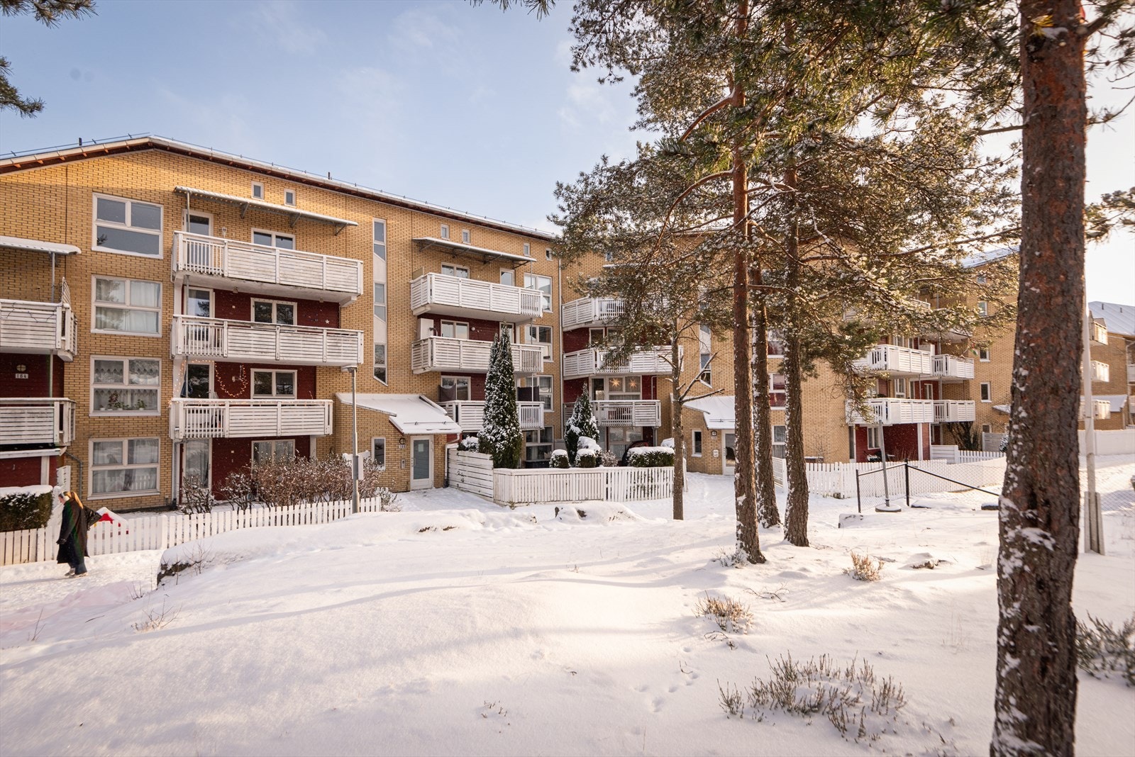 Fasade. Leiligheten har en attraktiv og familievennlig beliggenhet i et etablert boligområde på Bjørndal. Området er preget av nærhet til skog og mark, noe som gir rike muligheter for friluftsliv og rekreasjon rett utenfor døren Galleribilde