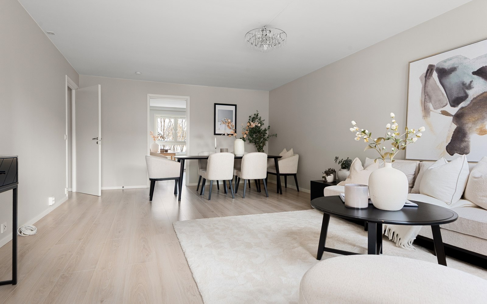 Leiligheten ble i 2025 modernisert med nytt gulv og nymalte overflater m.m Galleribilde