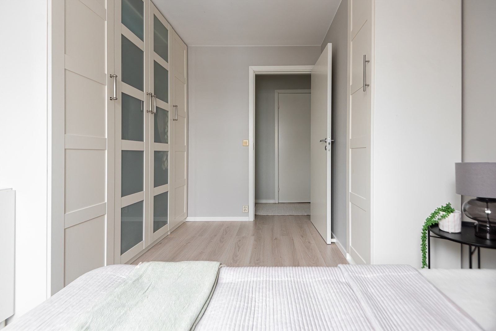 God plass til oppbevaring i praktisk garderobeskap. Her kan du innrede etter ønske/behov Galleribilde