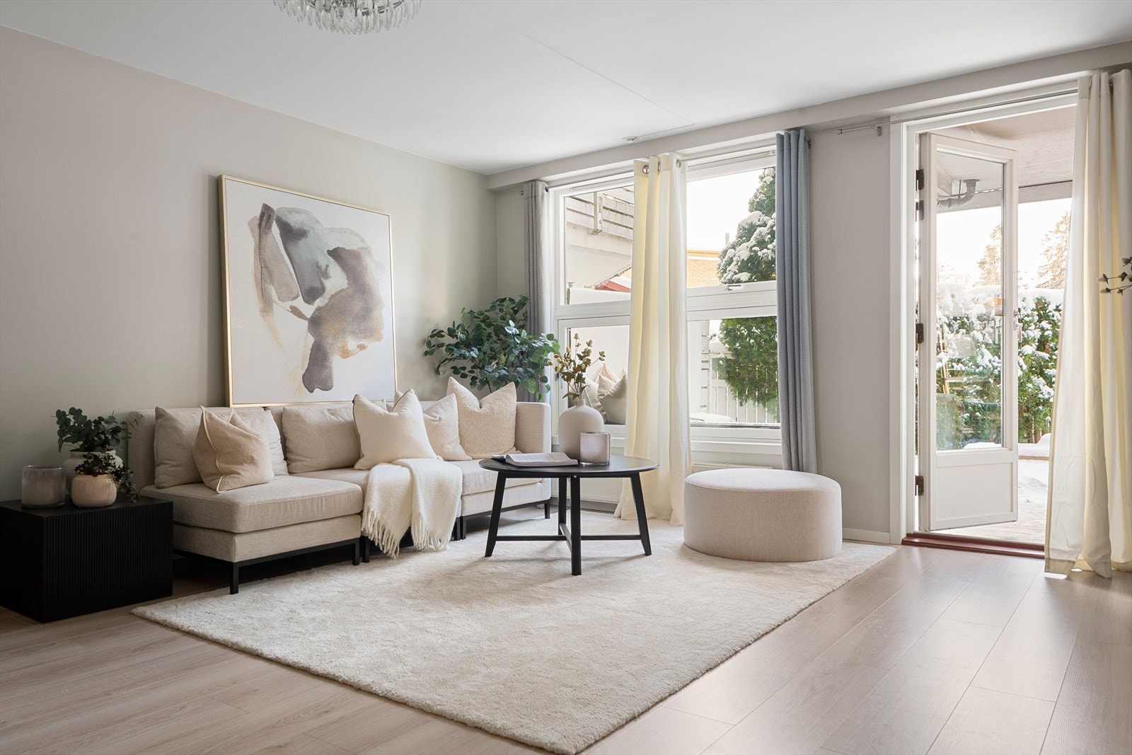 Lys og romslig stue med med god plass til sofagruppe, TV med tilhørende møblement og annet ønsket inventar. Fra stuen er det direkte utgang til en herlig terrasse på 15 kvm Galleribilde