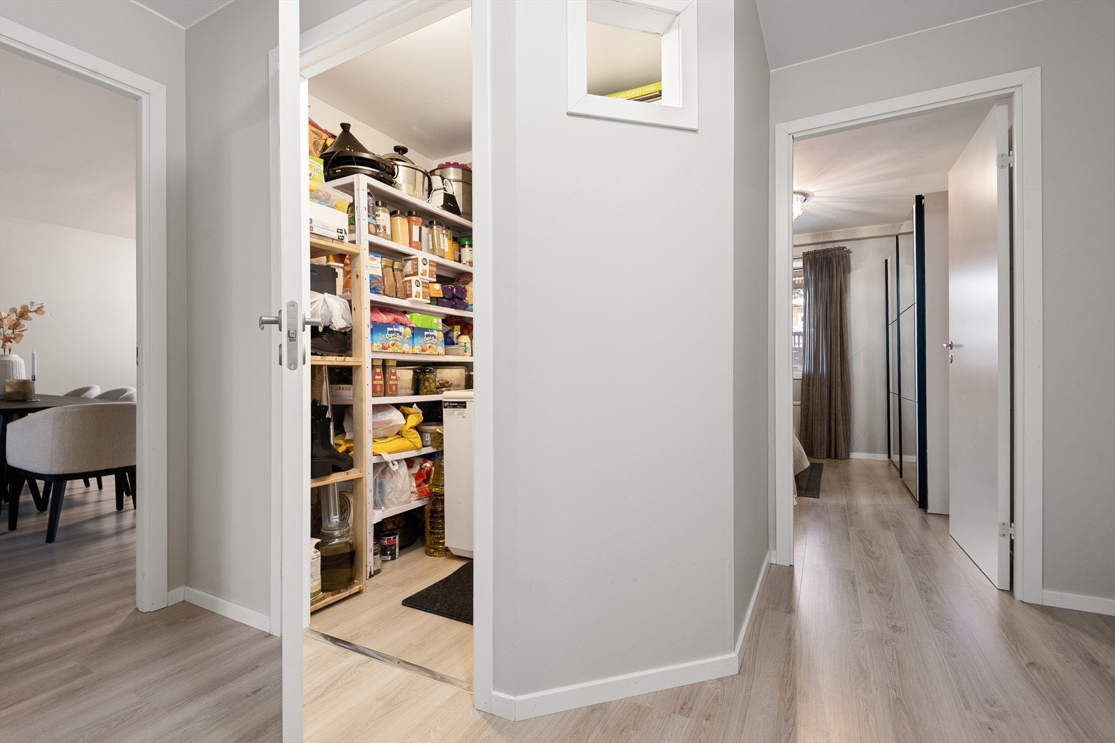 Praktisk innvendig bod med god plass til oppbevaring Galleribilde