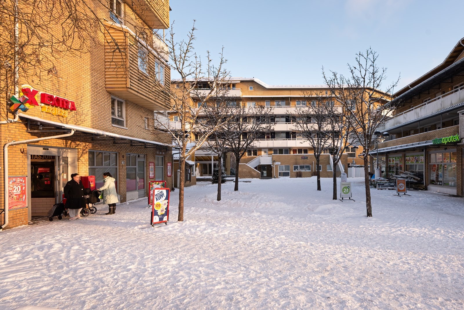 Området byr på et variert aktivitetstilbud for alle aldre. Bjørndal idrettspark, med fasiliteter for fotball, basket og friidrett, ligger en kort spasertur unna. For de turglade arrangerer Barnas Turlag Søndre Nordstrand jevnlig turer i nærområdet Galleribilde