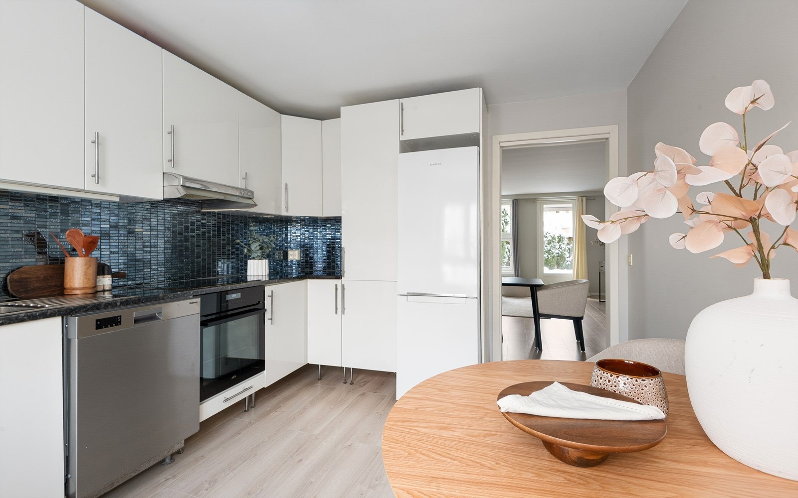 Stekeovn og platetopp er integrert i kjøkkeninnredningen, det er opplegg for oppvaskmaskin og frittstående kjøleskap Galleribilde