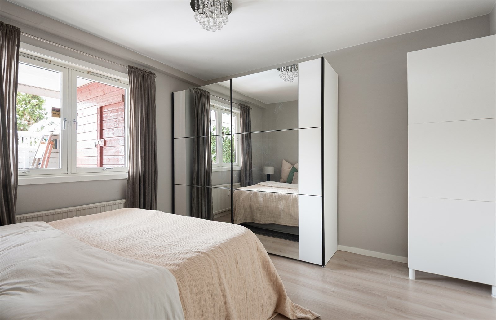 Praktisk skyvedørsgarderobe med speilfronter medfølger Galleribilde