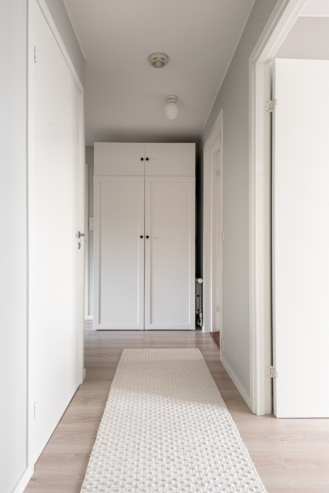 Entré av god størrelse. Det er montert porttelefon Galleribilde