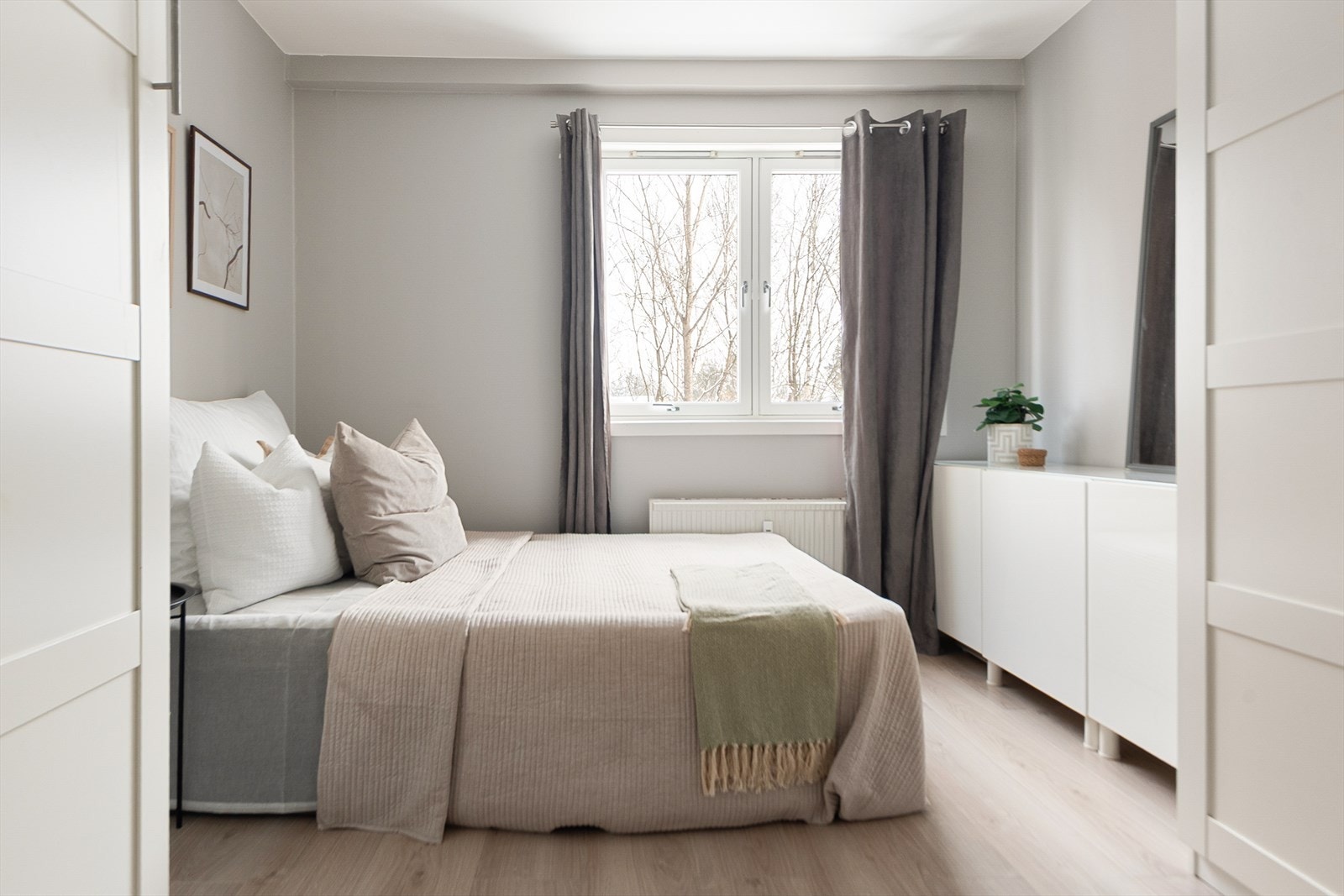 Leiligheten er malt i tidsriktige, moderne og harmoniske farger Galleribilde