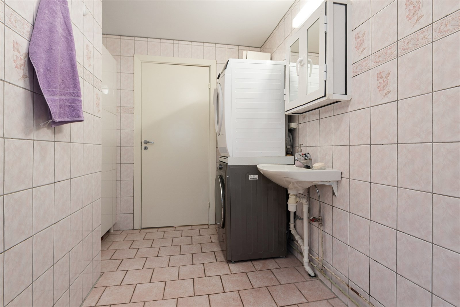 Det er opplegg/avsatt plass til vaskemaskin og tørketrommel Galleribilde