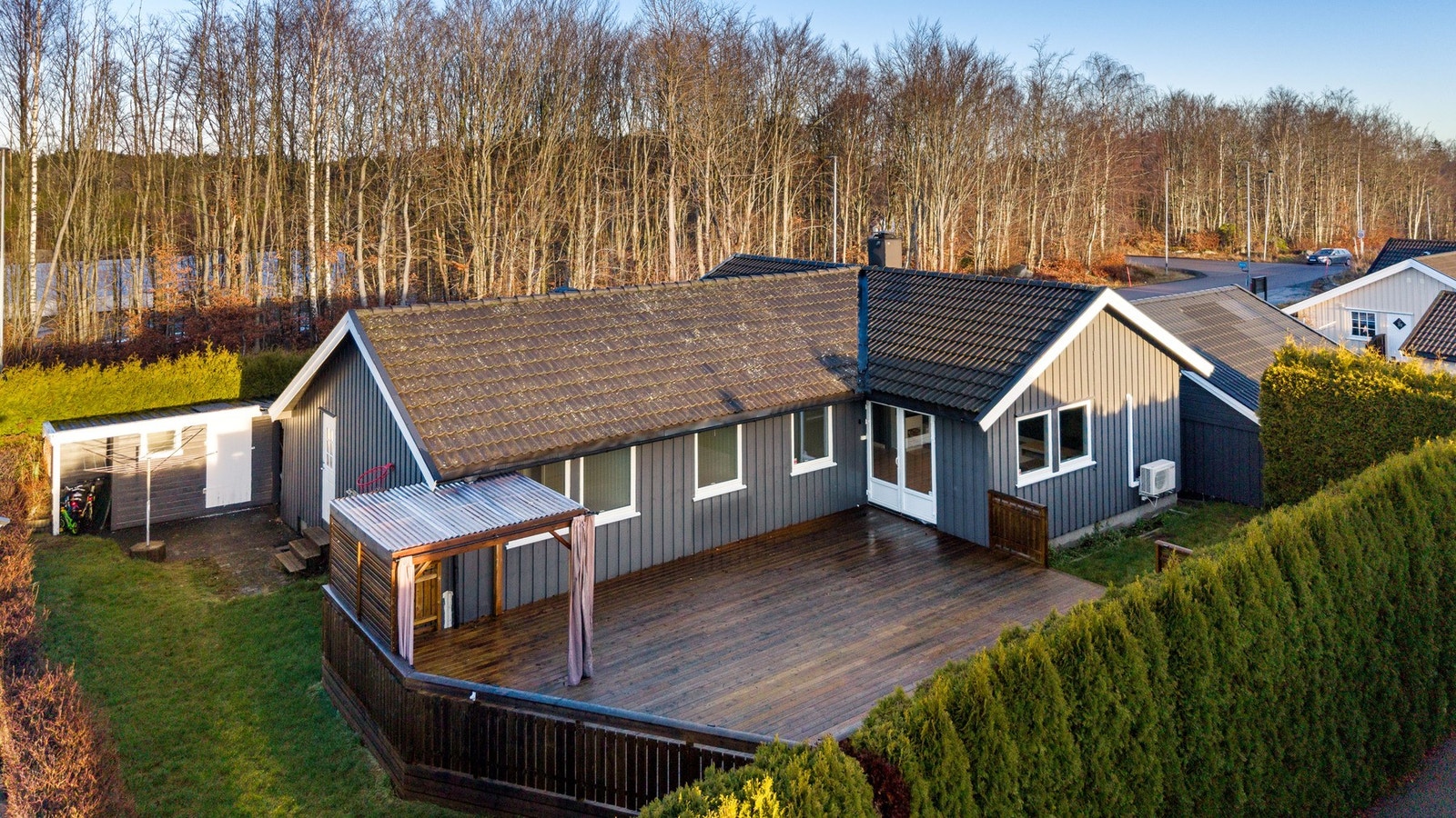 Eneboligen har stor og usjenert terrasse. Her er det god plass til utemøbler og grill. Galleribilde