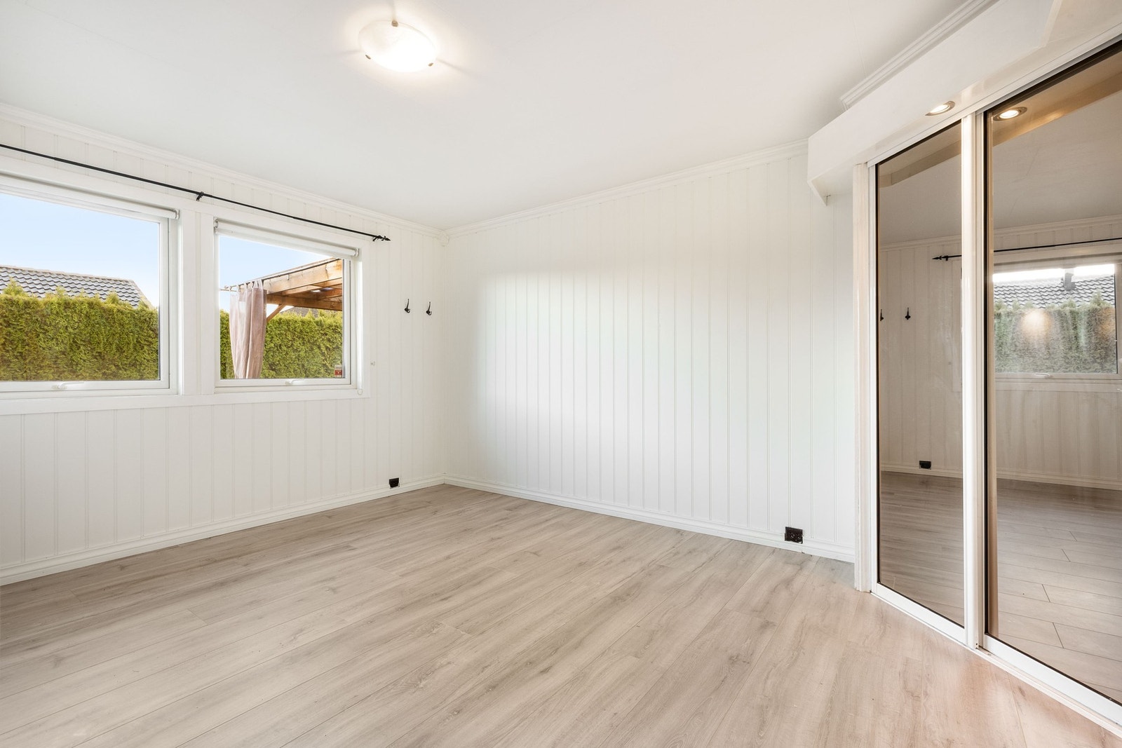 Hovedsoverom med romslig skyvedørsgarderobe. Galleribilde