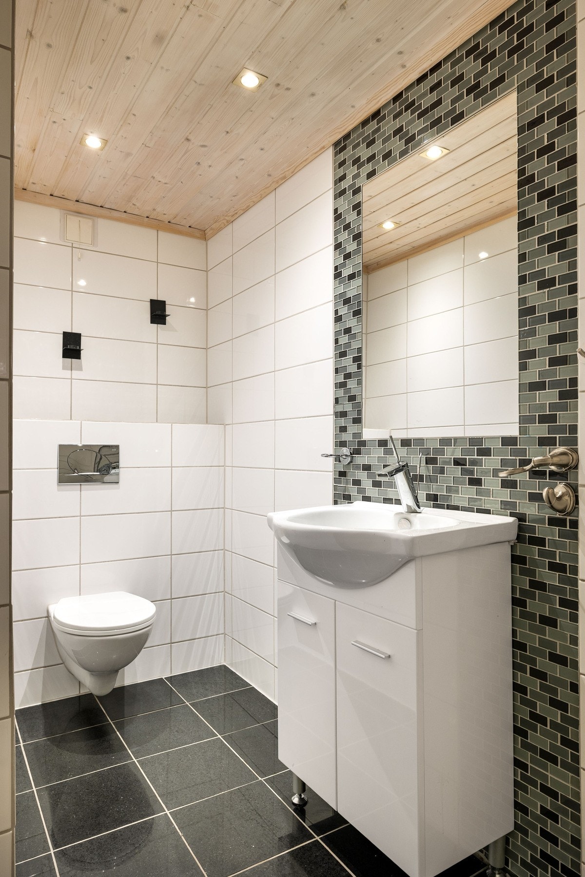 Toalettrom i kjeller. Galleribilde