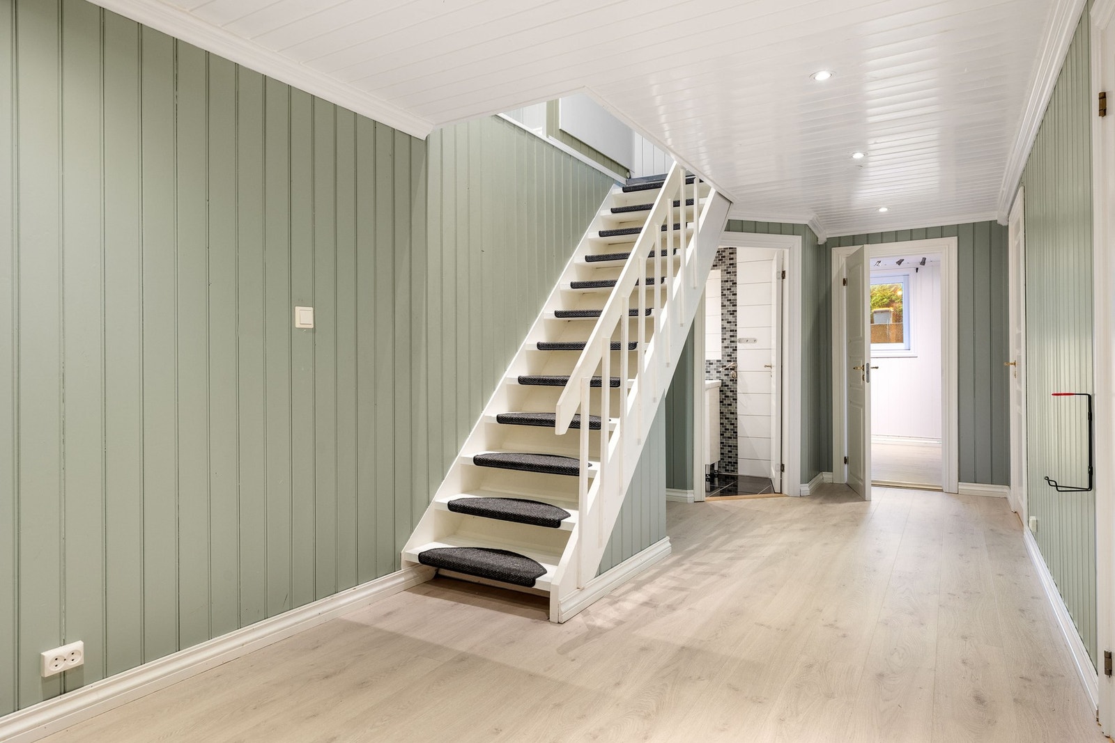 Trappeadkomst fra inngangspartiet i 1. etasje ned til kjelleretasjen. Galleribilde