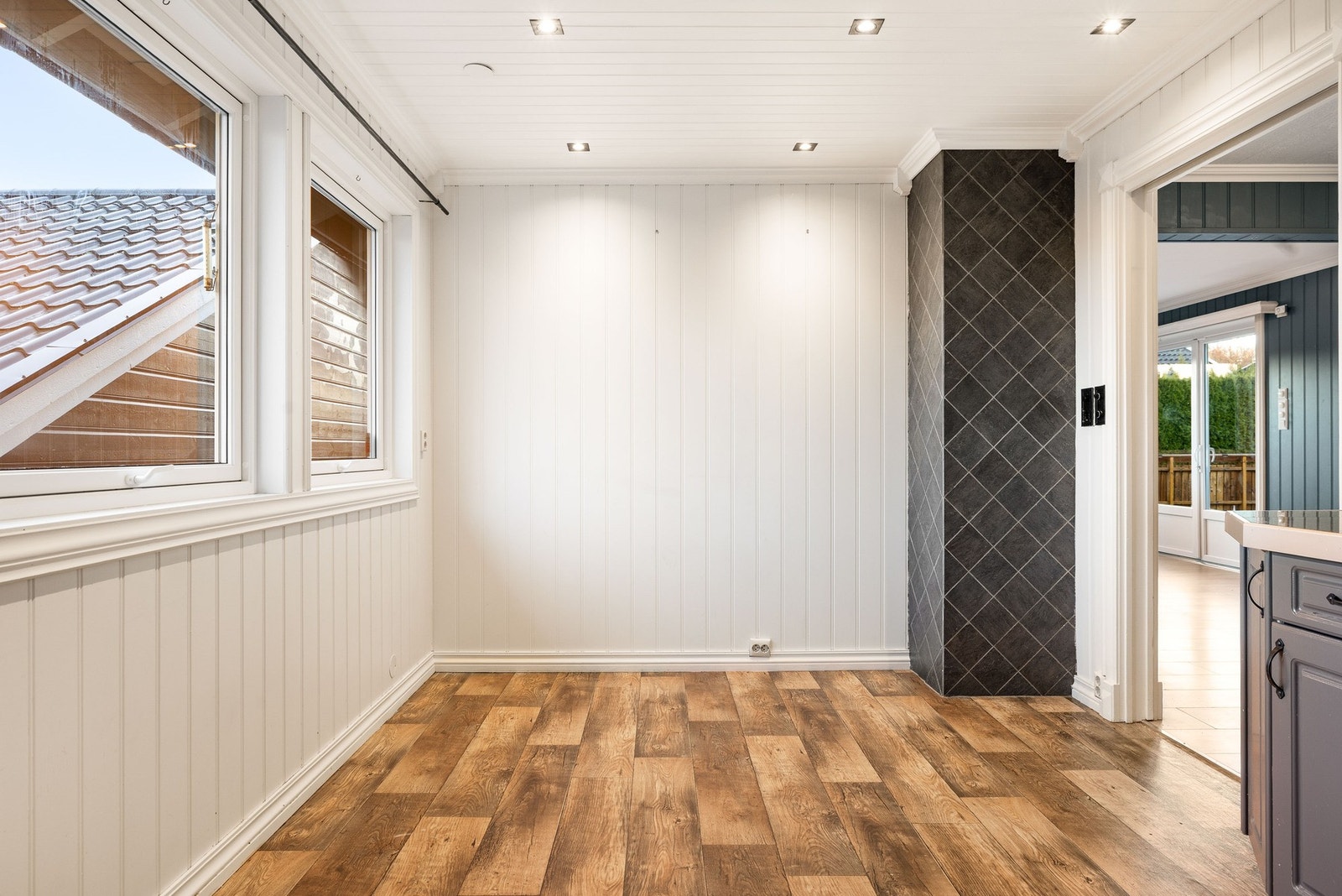 Kjøkkenet har god plass til spisebord for familien. Galleribilde