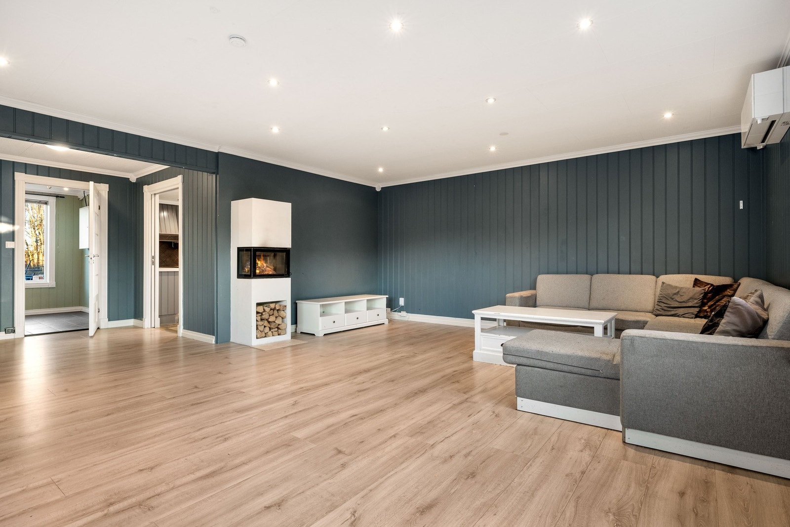 Stuen har store vindusflater som gir rommet godt med dagslys og god plass til sofagruppe. Galleribilde