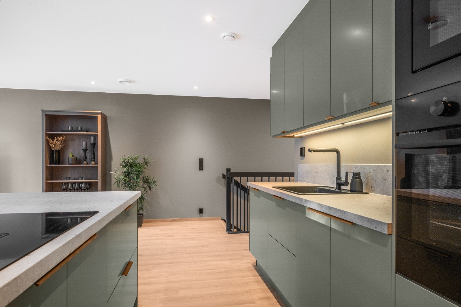 Som en del av tilvalgene er hele boligen malt i en gjennomført, moderne og tidløs fargepalett som gir et helhetlig og stilrent uttrykk. Galleribilde