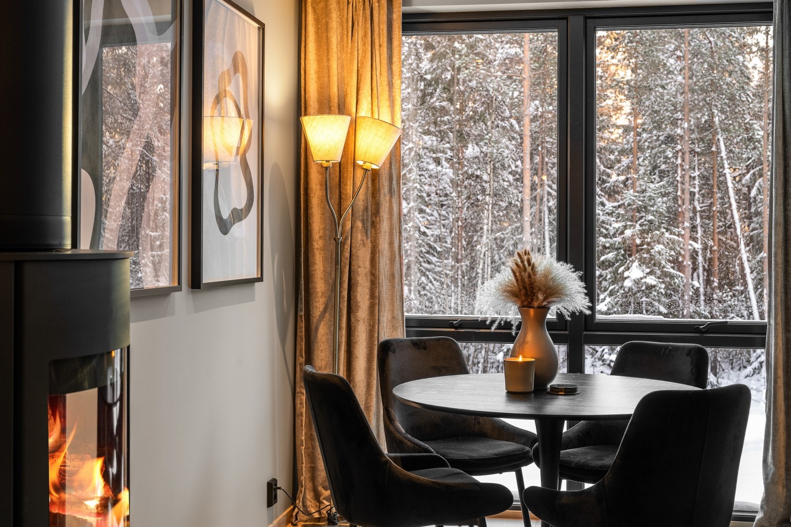 For ekstra komfort er det installert screens på vinduene på denne siden av huset, som sørger for god solskjerming. Galleribilde