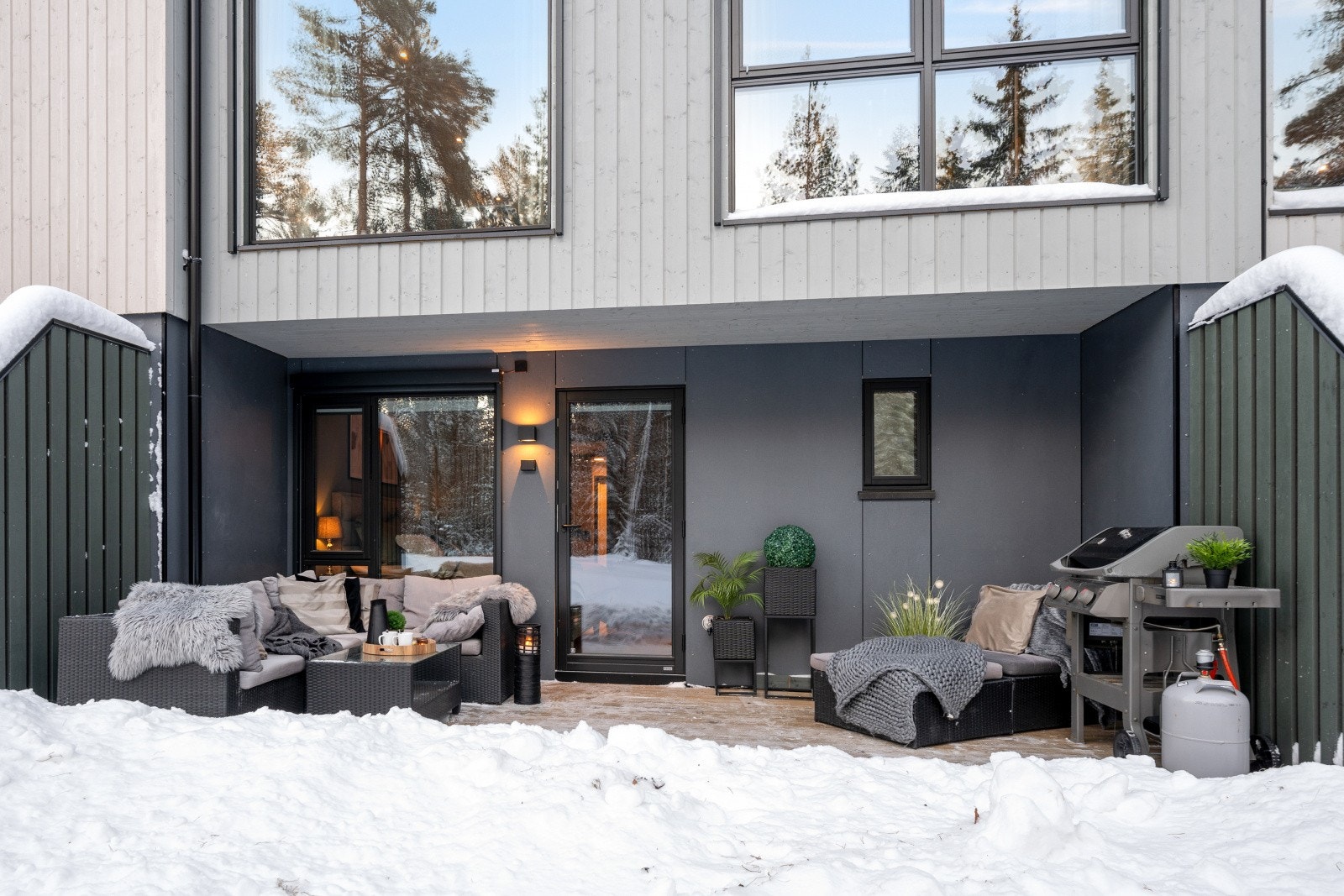 Uteplassen vender mot skogen og gir en lun og skjermet ramme for fine stunder utendørs. Galleribilde