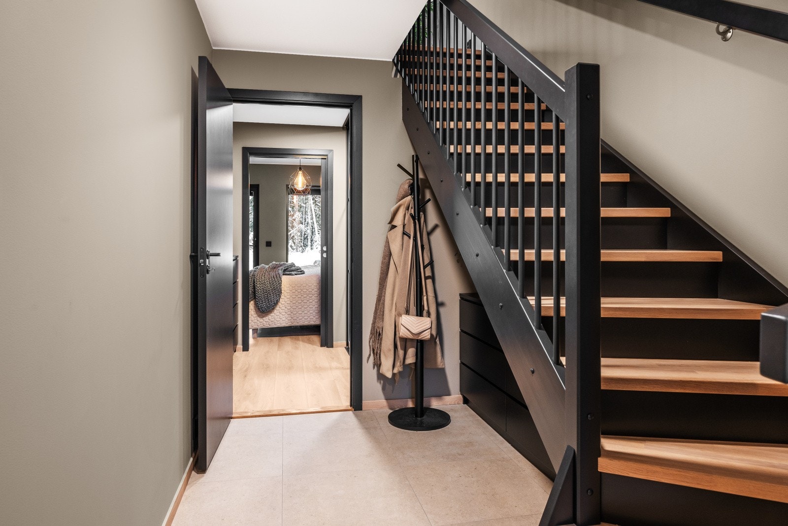 Eierne har gjort flere flotte tilvalg, blant annet ved å tette trappen og gi den et tidløst og stilrent uttrykk med sorte stiler. Galleribilde