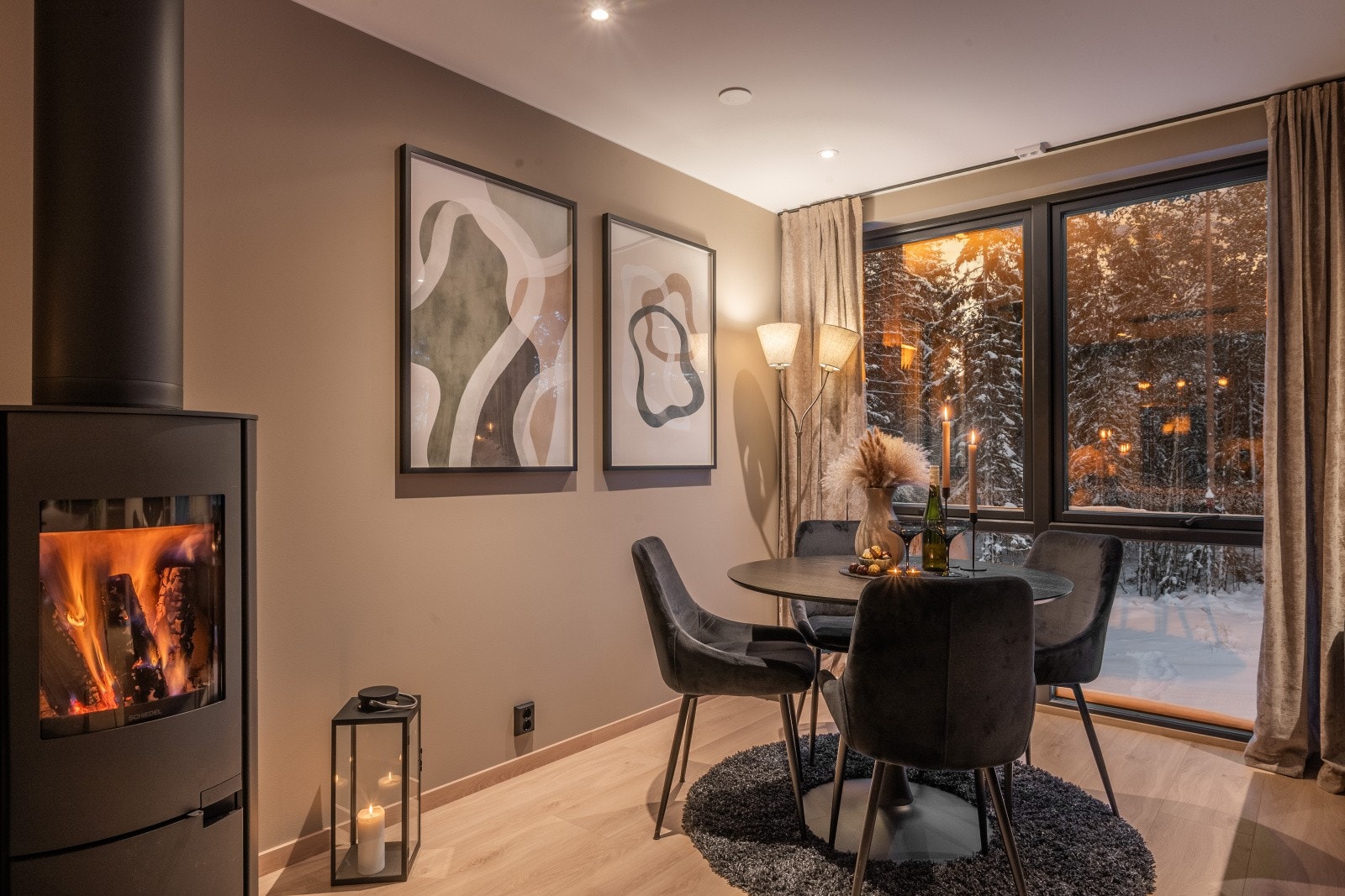 Eiendommen har en attraktiv intern beliggenhet, skjermet og rolig lengst inn på boligfeltet. Galleribilde