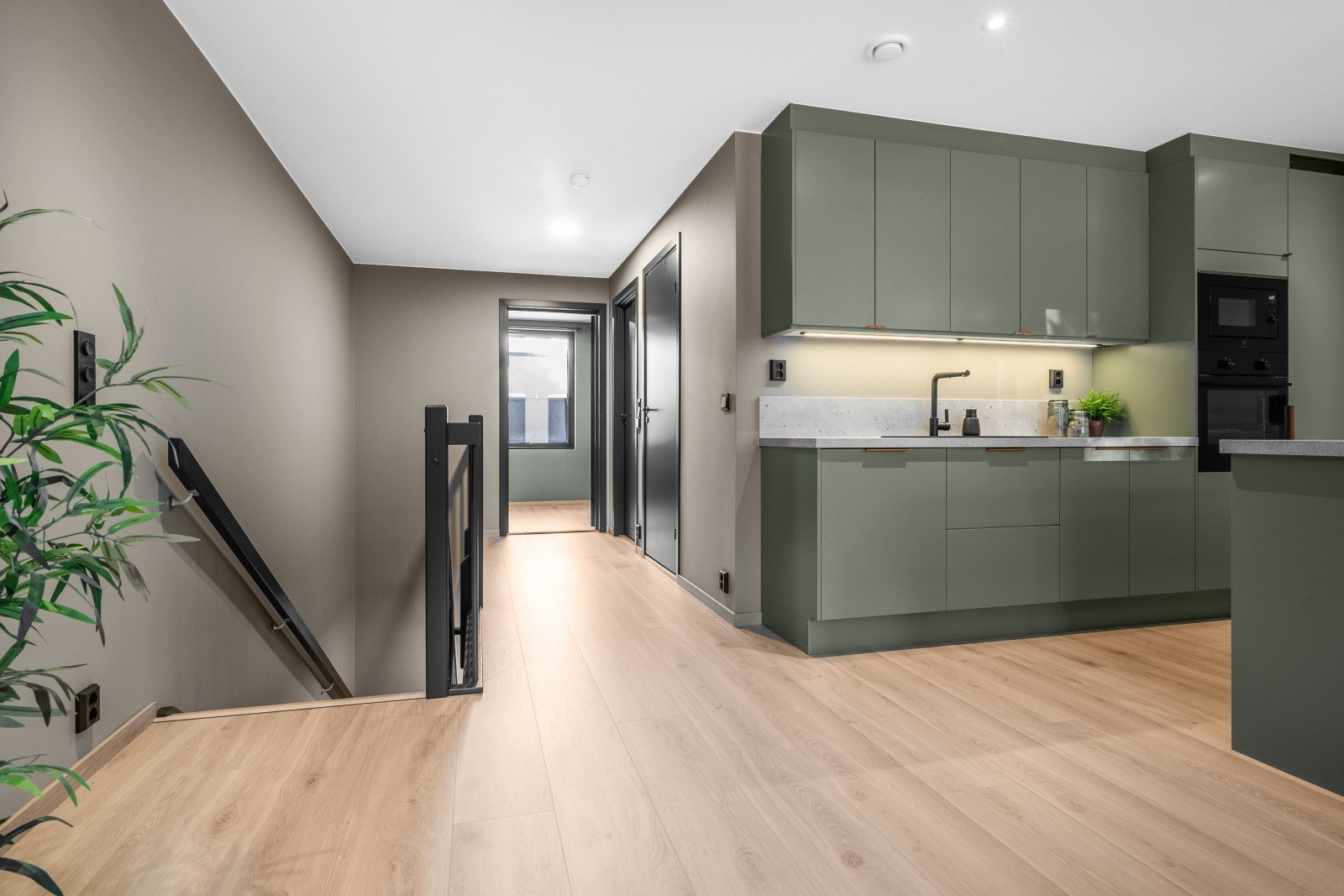 I andre etasje ligger boligens øvrige private rom, med to soverom og et pent bad. Galleribilde