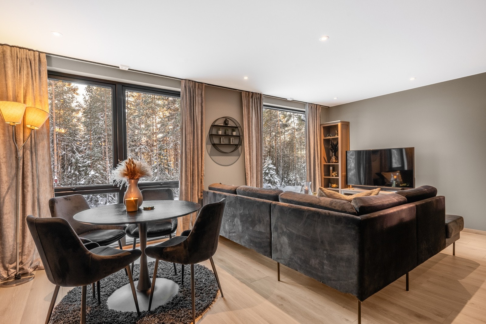 Stuen er romslig og fleksibel, med gode møbleringsmuligheter for både spisebord og sofamøblement. Galleribilde