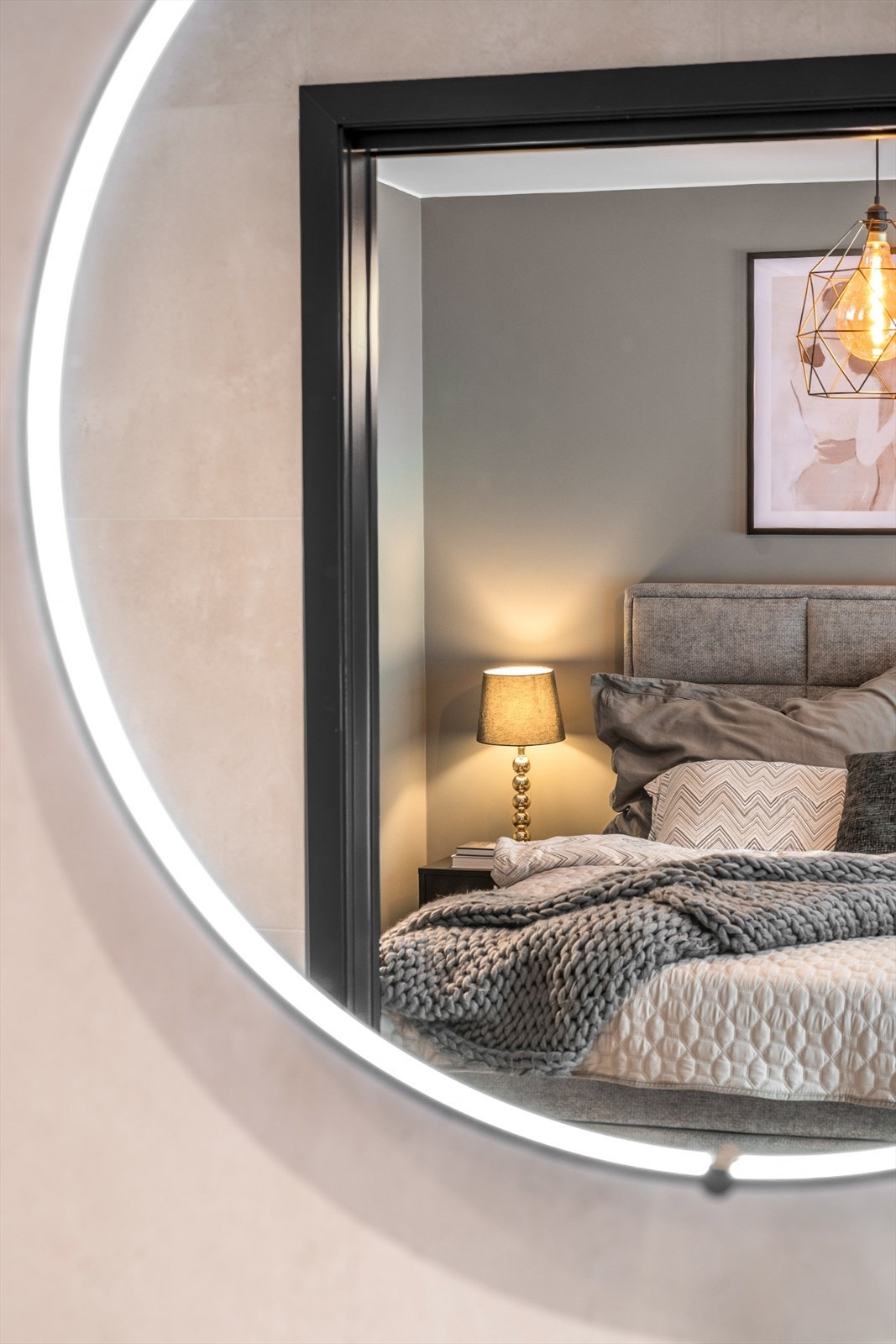 Badet er smakfullt innredet med badekar, vegghengt toalett, servantinnredning og speil med belysning - perfekt for en avslappende atmosfære. Galleribilde