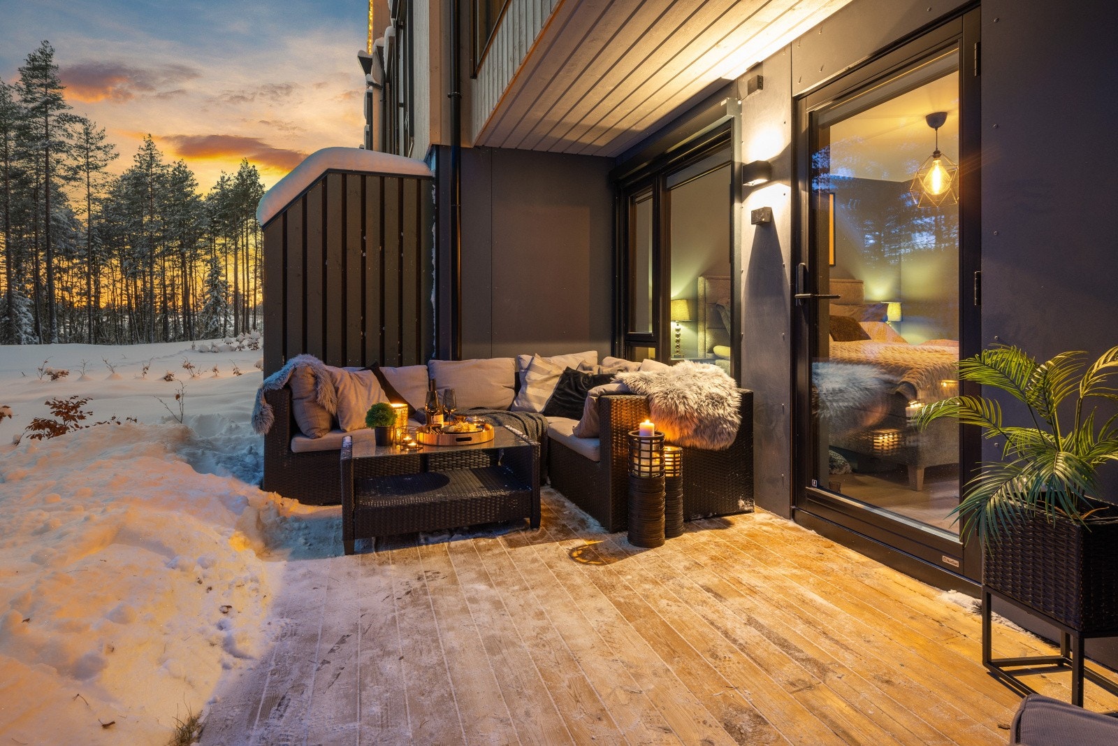 Uteplassen er romslig og gir gode møbleringsmuligheter med både spisegruppe og sitteplass. Galleribilde