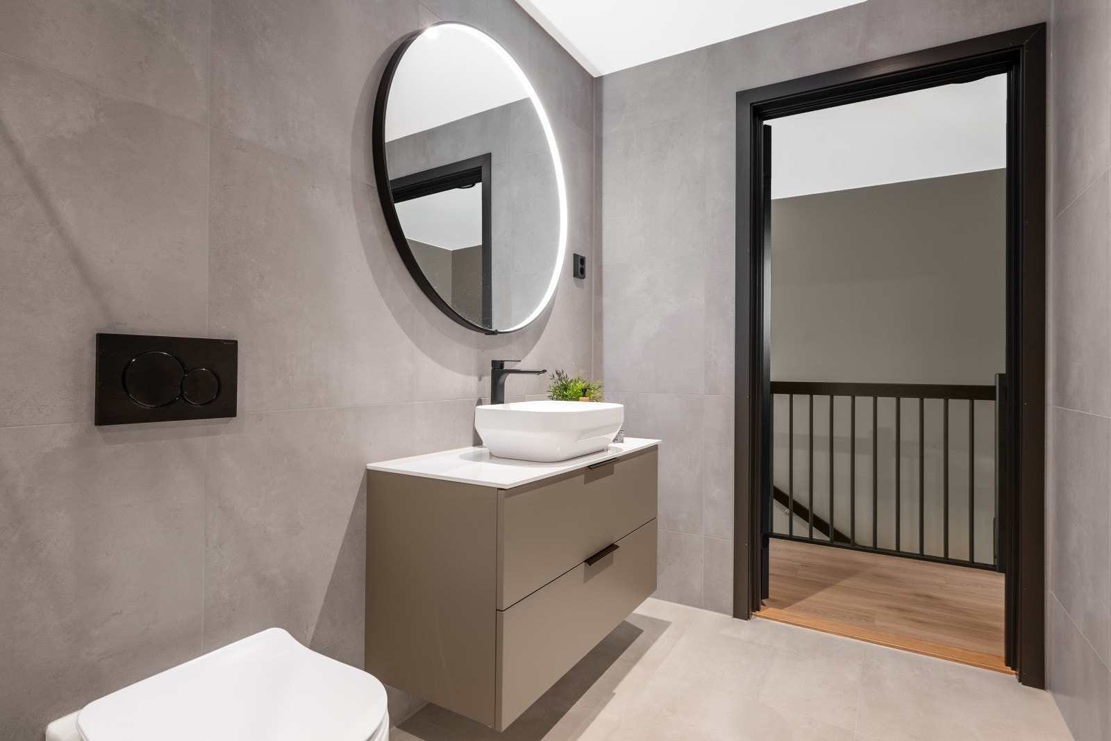 Badet er påkostet og smakfullt utført - og følger den gjennomgående høye standarden i boligen. Galleribilde