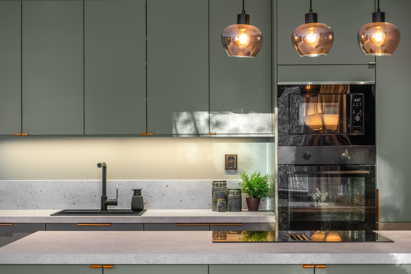 Kjøkkenet leveres med integrerte hvitevarer bestående av stekeovn, mikrobølgeovn, oppvaskmaskin, induksjonstopp og kombinert kjøl/frys. Galleribilde