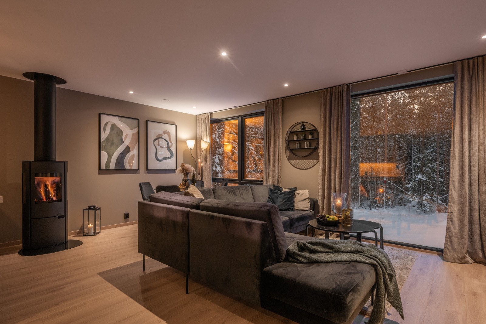 En ideell familiebolig med 3 soverom, 2 bad og en åpen kjøkken/stue-løsning med god romfølelse. Galleribilde