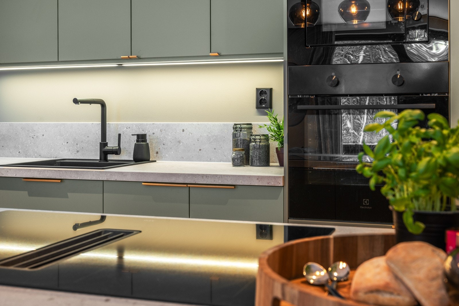 Nedsenket vaskekum og sort blandebatteri - en moderne og gjennomført detalj. Galleribilde