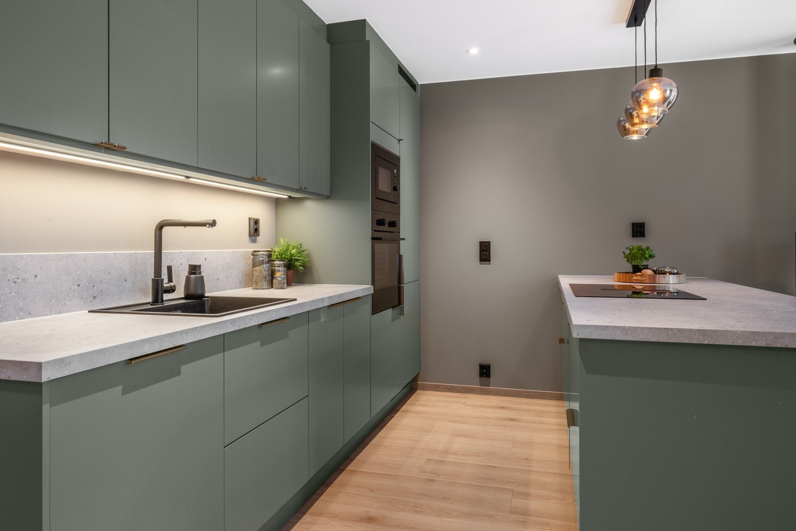 Kjøkkenet har gode arbeidsflater og rikelig med skapplass - perfekt for både hverdagsmat og selskap. Galleribilde