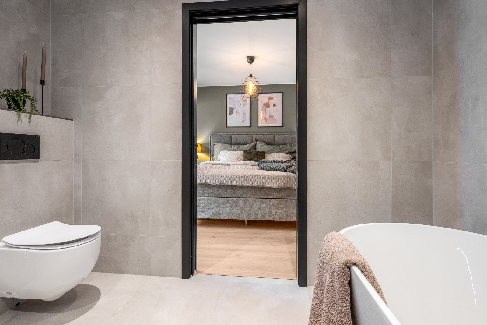 Badet har stilrene fliser og gjennomførte sorte detaljer, som til sammen skaper et eksklusivt og luksuriøst preg. Galleribilde