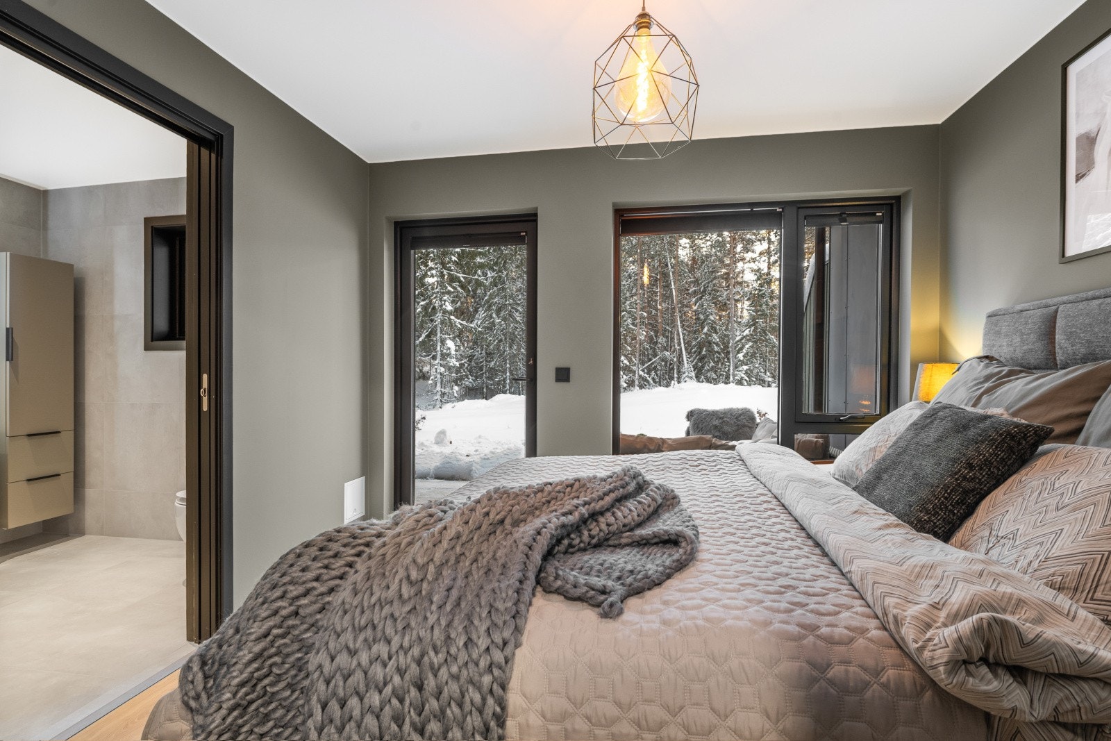 Det ene soverommet er plassert i første etasje og har en attraktiv suite-løsning med direkte adkomst til tilhørende bad. Galleribilde