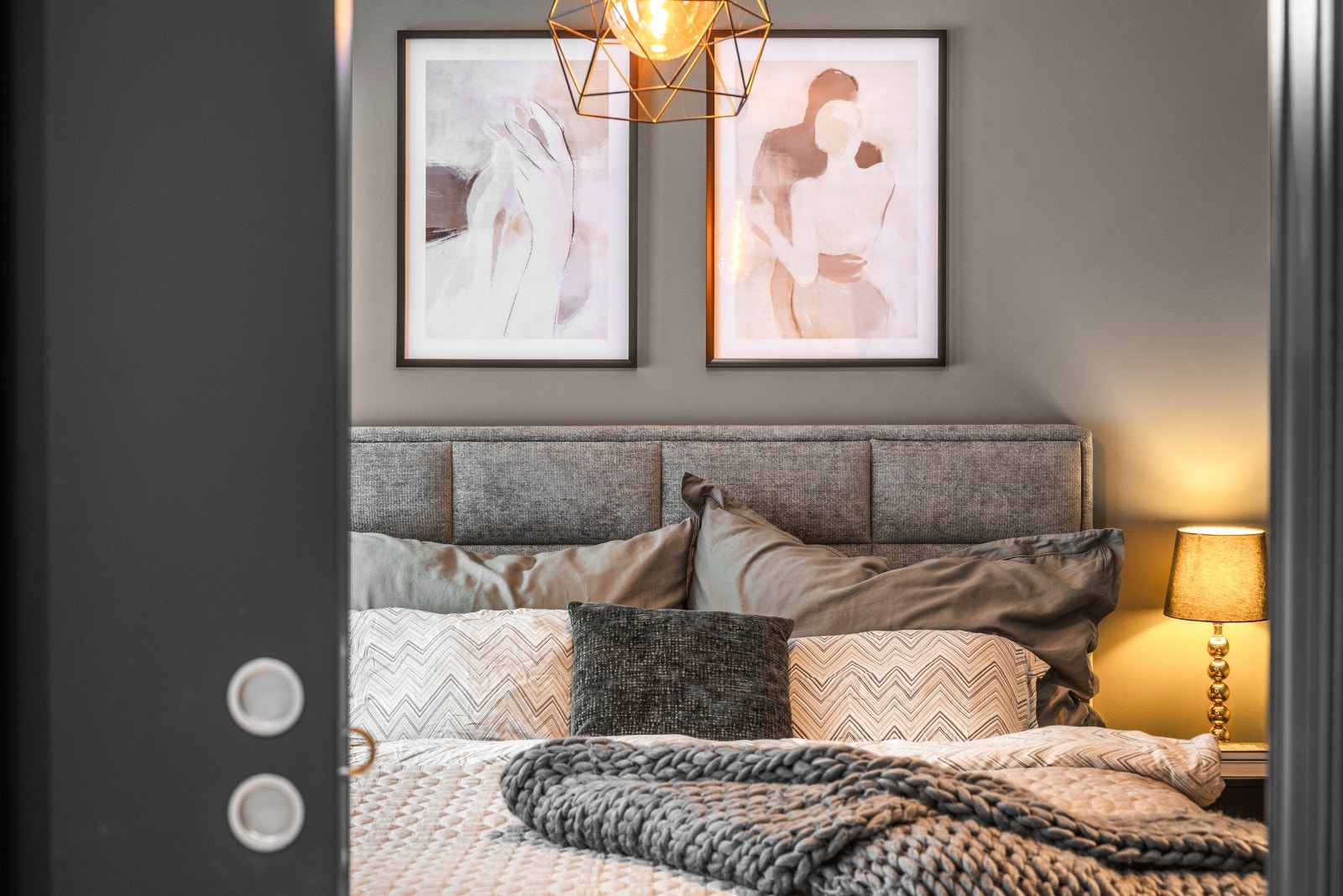 Det er montert praktiske skyvedører både mellom bad og soverom, og mellom soverom og gang - en smart og plassbesparende løsning. Galleribilde