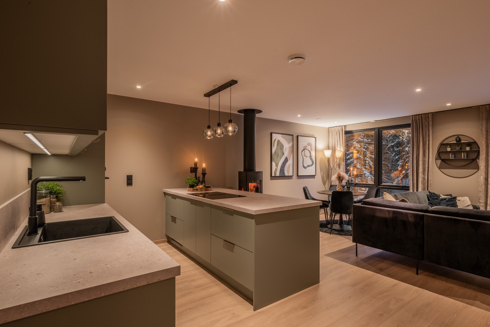 Eier valgte en rekke tilvalg ved oppføringen, noe som tydelig gjenspeiles i boligens helhetsinntrykk. Galleribilde