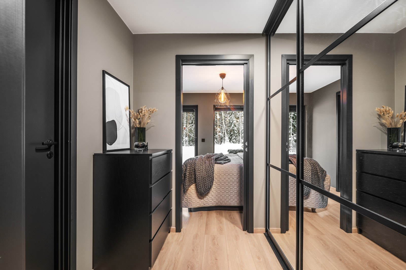 idere innover i gangen finner du en stilren skyvedørsgarderobe med gode oppbevaringsmuligheter, i tillegg til en bod med opplegg for vaskemaskin og tørketrommel. Galleribilde