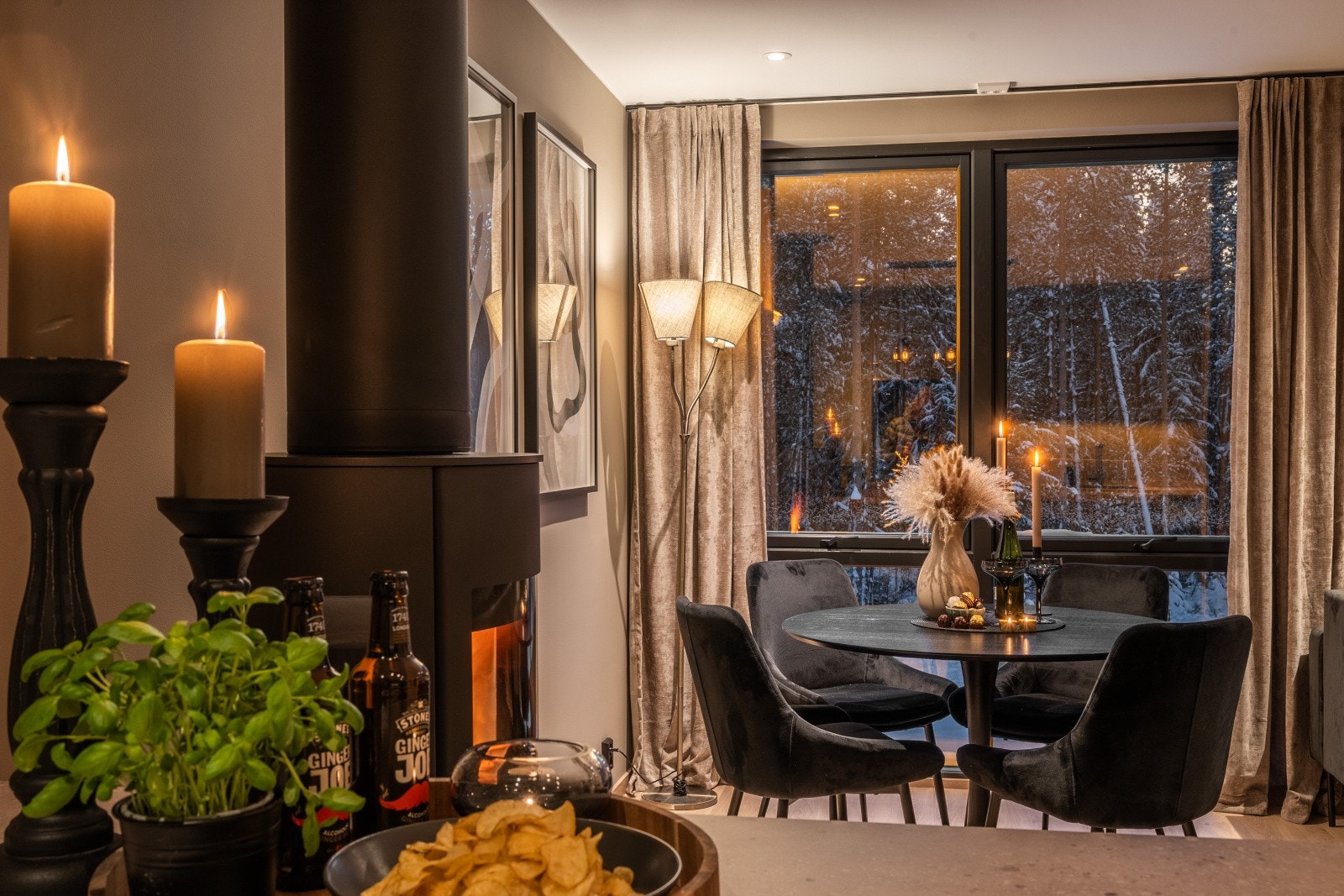 De store vinduene vender ut mot flotte turområder og skiløyper - perfekt for den aktive. Galleribilde