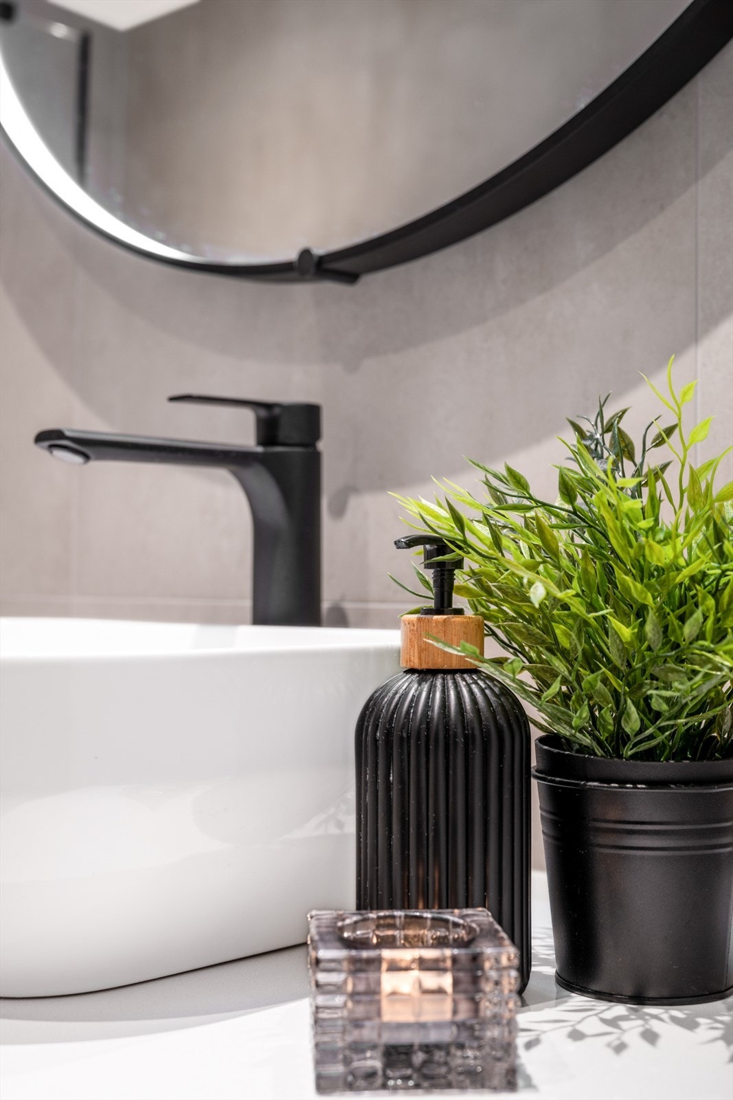 Et moderne og innbydende bad med dusjnisje med glassdør, servantinnredning og vegghengt toalett - i tillegg til speil med lysfunksjon. Galleribilde